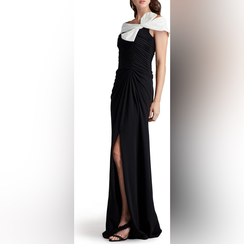 Tadashi Shoji
Bow Detail Colorblock Gown - Picture 4 of 11